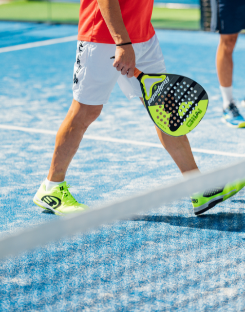 Homem a jugar padel no campo do The Campus.